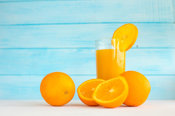 Naklejka premium Orange juice on table close-up
