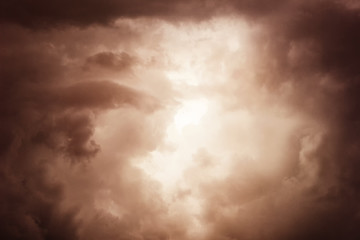 Fototapeta na wymiar Dramatische Wolken mit Lichtspot in der Mitte