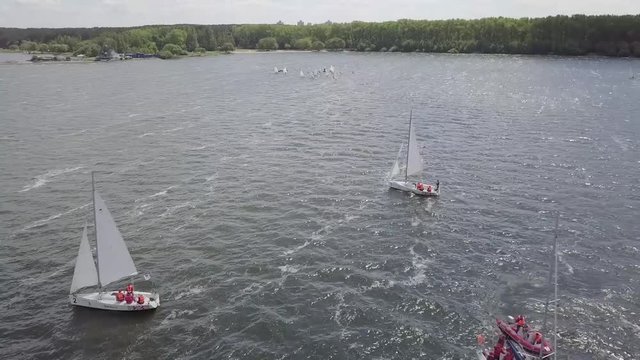 Соревнование между яхтами / Соревнования между тремя яхтами на море