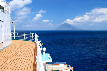 Kreuzfahrtschiff vor der Insel Strombolli © Tanja Wilbertz