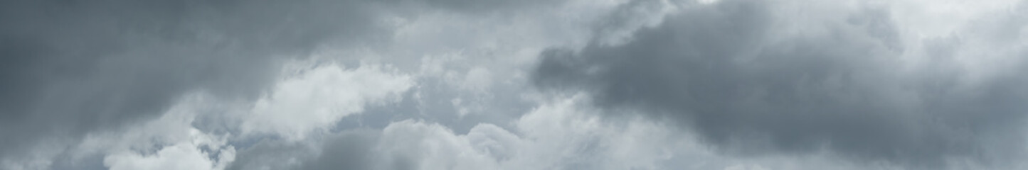 Dramatischer bewölkter Himmel. Gewitterwolken über Horizont, Wolkengebilde, Sturm.