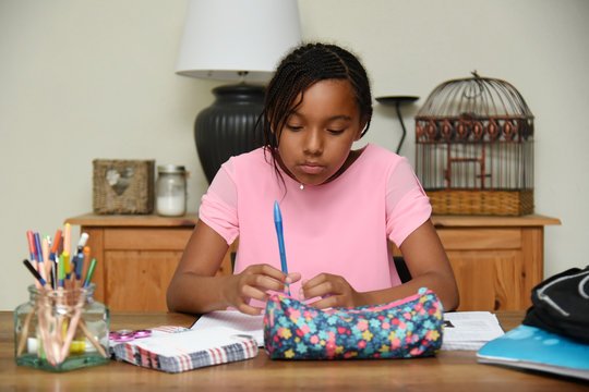 jeune fille faisant ses devoirs &agrave; la maison