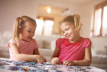 Fototapeta premium Girls playing puzzle