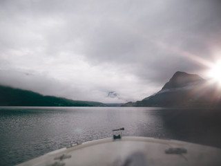 Fjord in Norwegen mit dunklen Wolken 