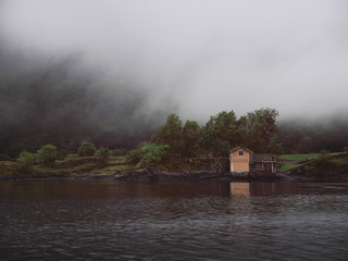 Fototapeta na wymiar Haus am Fjord im Nebel - Dalsfjord Norwegen