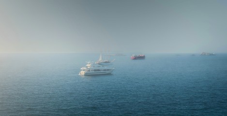 Yacht und Boote am Meer bei Morgennebel l