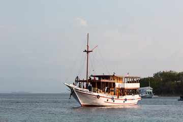 Schiff in der Inselwelt des Komodo-Archipels - Indonesien