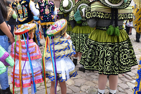 Fillettes péruviennes en costume de fête plaza de Armas à Cusco au Pérou