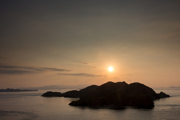 Fototapeta premium Sonnenuntergang über den Kleinen Sundainseln