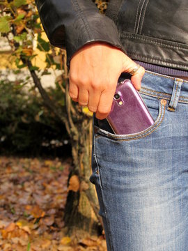Smartphone in tasca dei jeans di donna