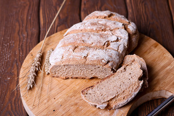 Sliced rye bread on cutting board closeup