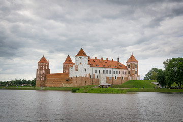 Fototapeta na wymiar MIr Castle and lake, Belarus
