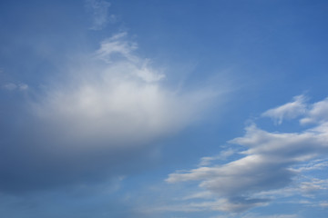 青空と雲「空想・雲のモンスターたち」何かに向かう、立ち向かう、前進、進むなどのイメージ