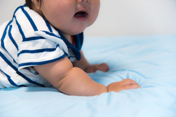 ハイハイの練習をする赤ちゃん