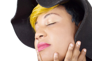 Gros plan  de belle femme portant un chapeau noir et posant les yeux fermés