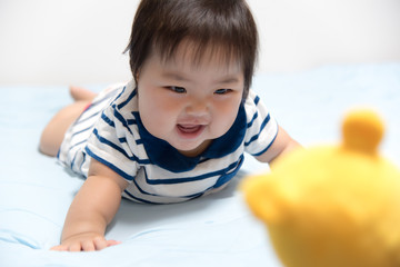 Fototapeta premium ぬいぐるみと遊ぶ赤ちゃん