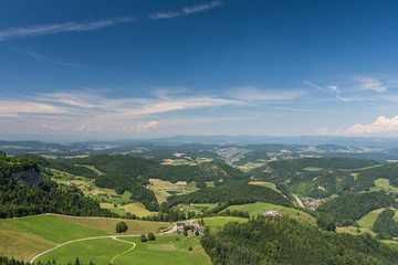 Fototapeta na wymiar idyllische Aussicht vom Berg in das Tal
