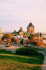 Obraz premium Zamek Frontenac w starym mieście Quebec w pięknym świetle wschodu słońca. Koncepcja podróży, wakacji, historii, pejzażu miejskiego, przyrody, lata, hoteli i architektury