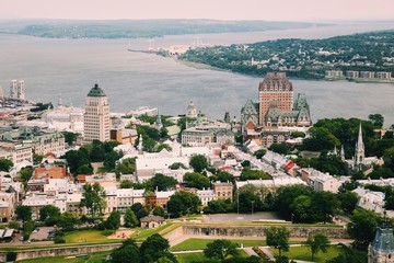 Naklejka premium Zamek Frontenac w starym mieście Quebec w pięknym świetle wschodu słońca. Koncepcja podróży, wakacji, historii, pejzażu miejskiego, przyrody, lata, hoteli i architektury
