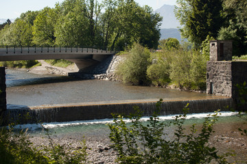 Fototapeta na wymiar Brücke und Wehr über den Alpenfluss Frutz, Vorarlberg