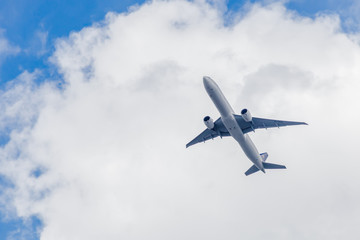 Fototapeta na wymiar Flieger Flugzeug vor blauem Himmel