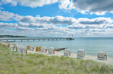Strand und Seebrücke im Urlaubsort Haffkrug an der Ostsee nahe Scharbeutz und Timmendorfer Strand,Schleswig-Holstein,Deutschland © travelpeter