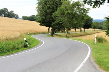 An image of a road - curve