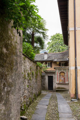 Naklejka premium Ruelle du vieux village sur l'île de Isola San Giulio