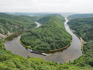 Lastkähne auf der Saarschleife

