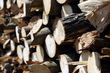 Drewno na opał.Drewno opałowe poukładane w komórce do przechowywania drewna.