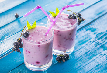 Fruity smoothie with black currant