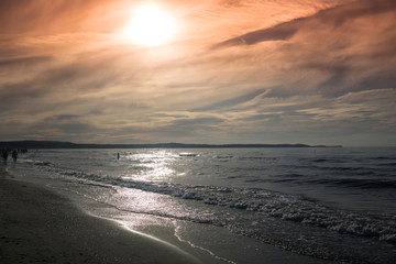 Fototapeta na wymiar sunset by the sea