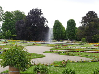 ogród z fontanną przy pałacu - obrazy, fototapety, plakaty
