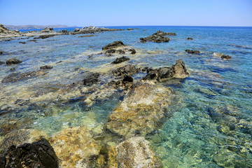 Piękne kolorowe dno morskie na brzegu wyspy Rodos w Grecji.