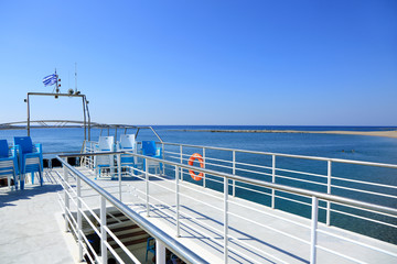 Piękny widok z pokładu statku pasażerskiego na klif i plażę na wyspie Rodos. - obrazy, fototapety, plakaty