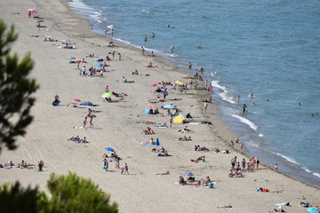 Baigneurs sur la plage de La Franqui à Leucate, Aude, Occitanie.