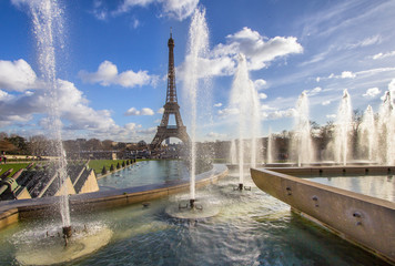 Fototapeta na wymiar Eiffel Tower and fountain at Jardins du Trocadero, Paris