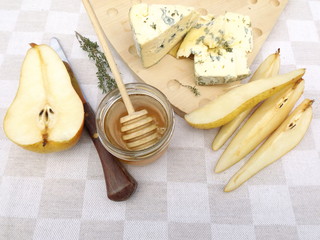 Cheeseboard. Cheese with blue mold, pears, thyme and honey.