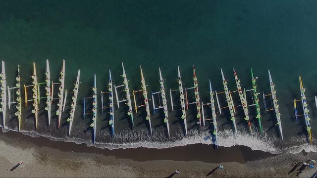 bateaux (pirogue) vu de haut avant d&eacute;part d'une course