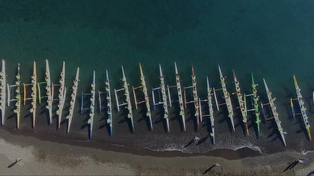 bateaux (pirogue) vu de haut avant d&eacute;part d'une course