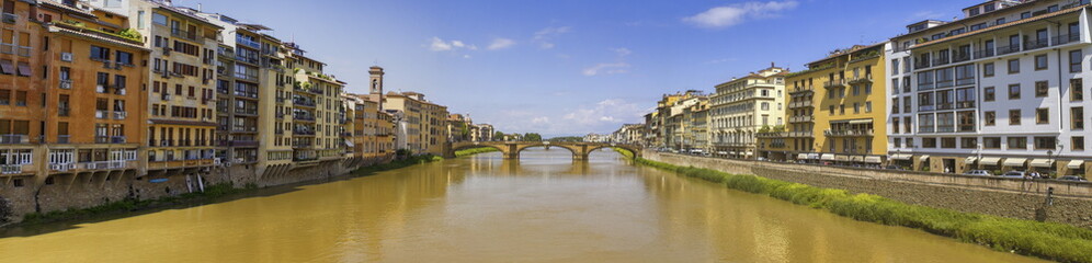 Fototapeta na wymiar Arno river and old bridge in Florence, Firenze, Italia