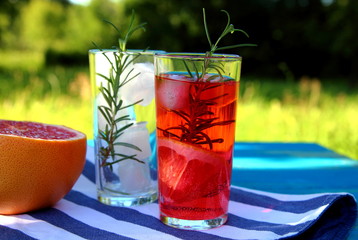 грейпфрутовый газированный лимонад с розмарином и кубиками льда