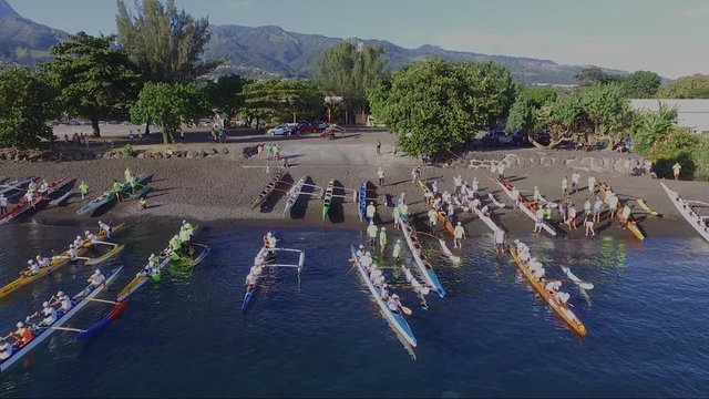 bateaux (pirogue) vu de haut avant d&eacute;part d'une course