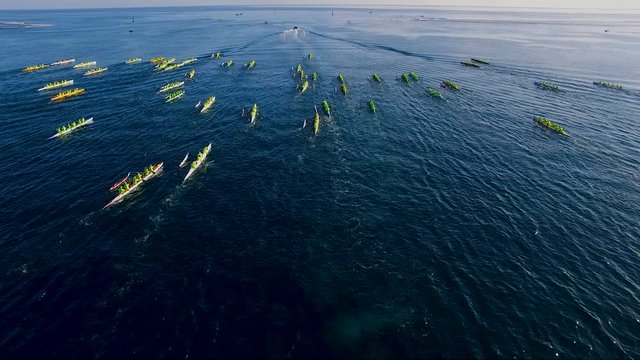 bateaux (pirogue) vu de haut avant d&eacute;part d'une course