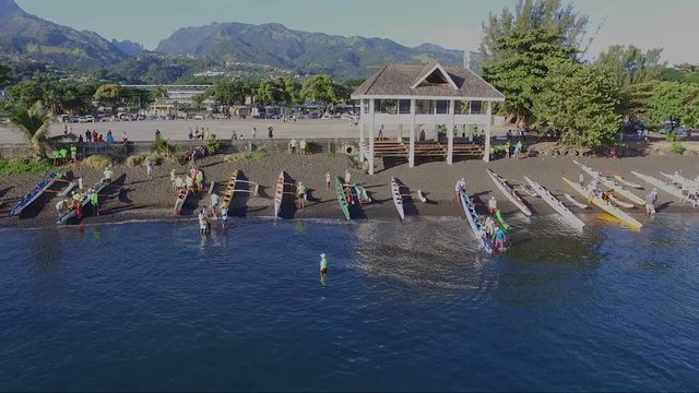 bateaux (pirogue) vu de haut avant d&eacute;part d'une course