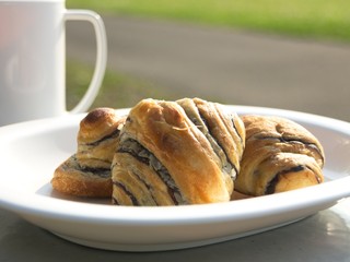 パンとコーヒー　公園のベンチ