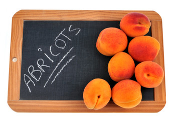 Abricots posés sur une ardoise