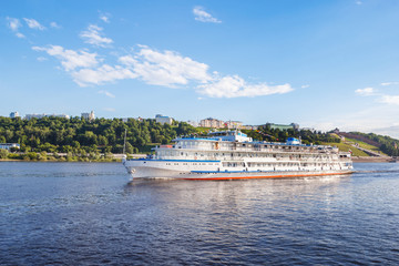 Fototapeta na wymiar The ship sails along the Volga along Nizhny Novgorod