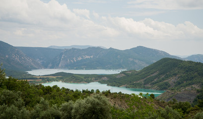 Fototapeta na wymiar Panorama lac Mediano Espagne