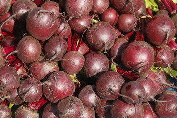 frische Rote Beeteauf  einem Marktstand